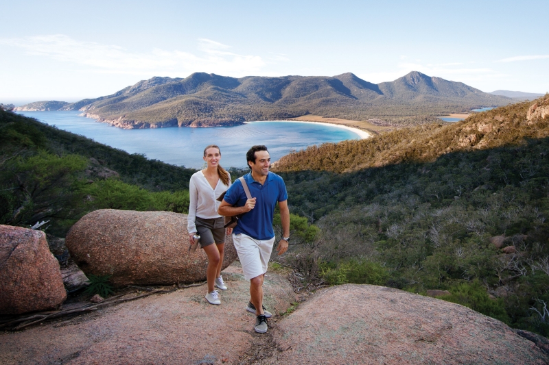 Couple walking in Wineglass Bay, Freycinet National Park, Tasmania © Tourism Australia